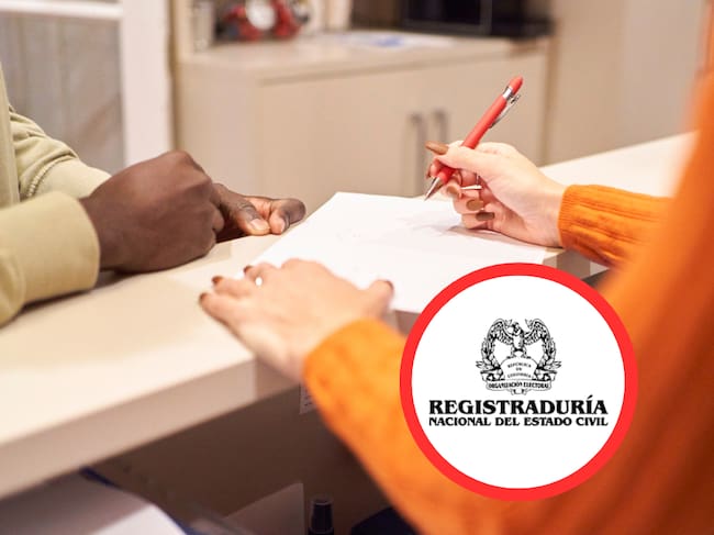 Personas realizando un trámite y logo de la Registraduría Nacional del Estado Civil (Getty Images)