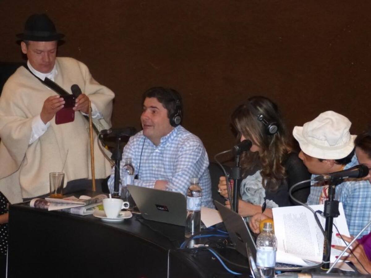 Darío Arizmendi y su equipo desde la ciudad más innovadora del mundo, mostrando lo mejor de Antioquia y sus gentes. Foto: Caracol Radio.
