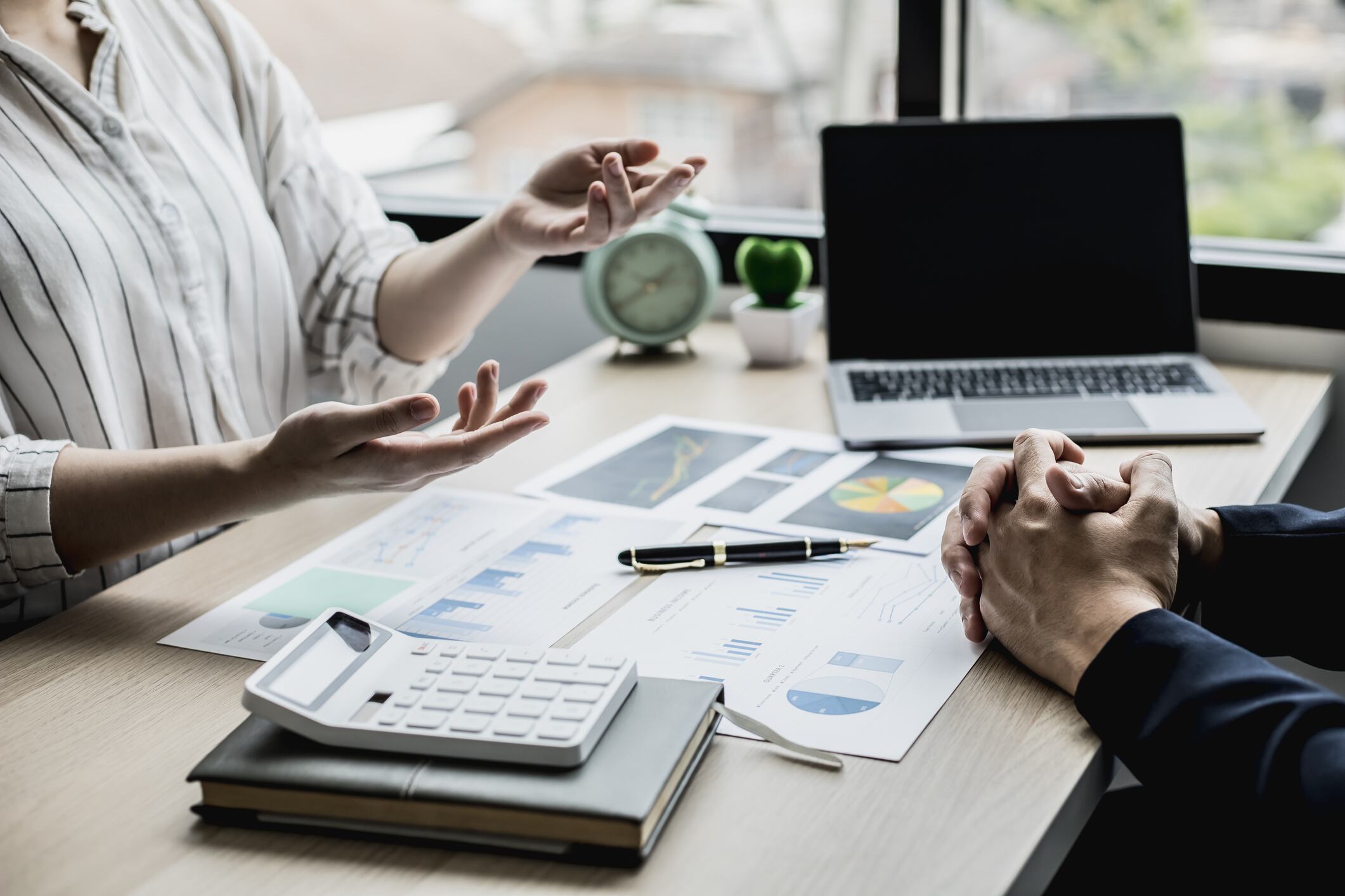 Dos personas reunidas dialogando (Foto vía Getty Images)