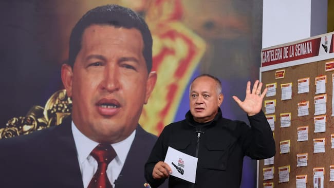 AME3351. CARACAS (VENEZUELA), 04/06/2025.- Fotografía cedida por prensa del Ministerio de Interior, Justicia y Paz donde se observa al ministro de esa cartera, Diosdado Cabello, hablando en el programa 'Con el mazo dando' este miércoles, en Caracas (Venezuela). Cabello informó sobre la detención de un segundo supuesto agente de la Administración para el Control de Drogas de Estados Unidos (DEA). EFE/ Ministerio de Interior Justicia y Paz /SOLO USO EDITORIAL/SOLO DISPONIBLE PARA ILUSTRAR LA NOTICIA QUE ACOMPAÑA (CRÉDITO OBLIGATORIO)