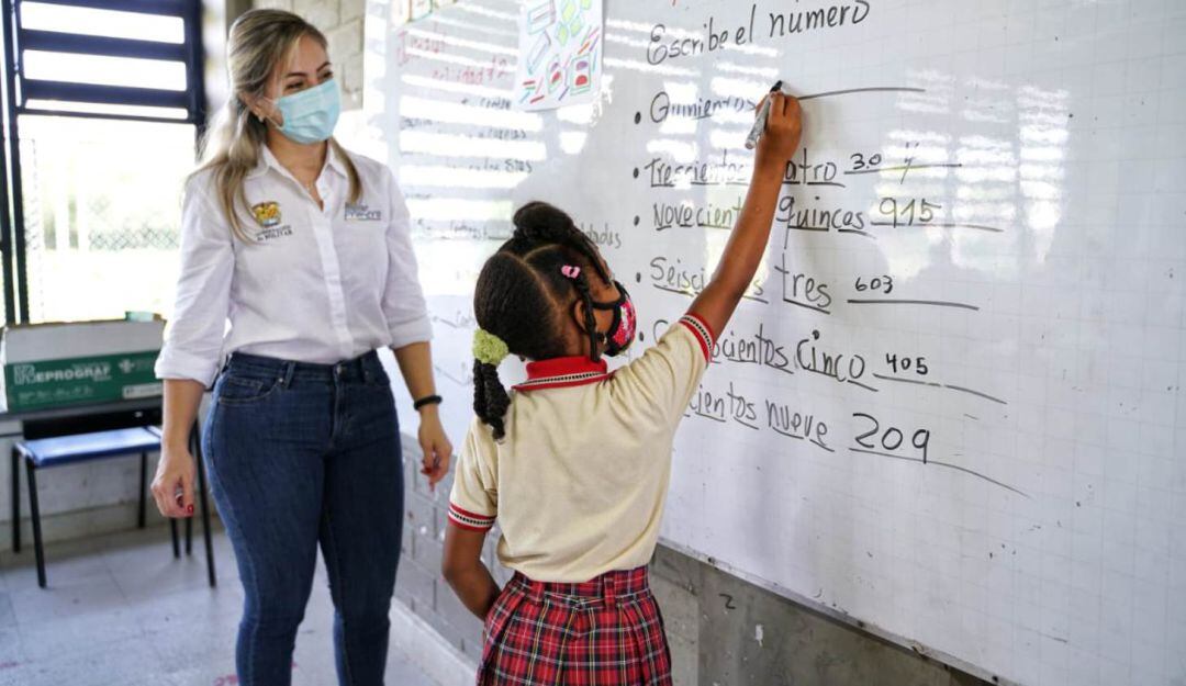 296 estudiantes del área rural de Calamar han regresado a las aulas