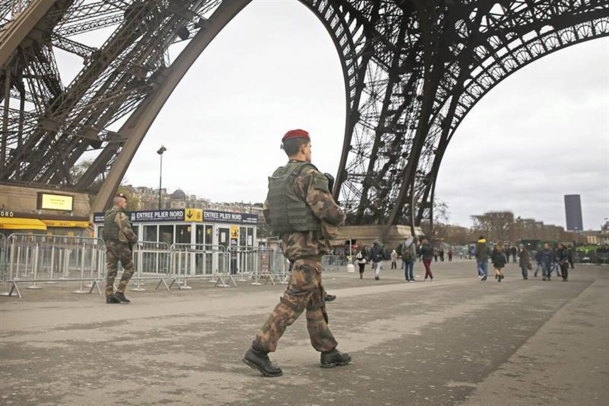Monumentos como la Torre Eiffel son fuertemente custodiados. Los uniformados patrullan todas las ciudades luego de que Al Qaeda en Yemen amenazara con más ataques como el de París contra "infieles" a Mahoma. Foto: Efe