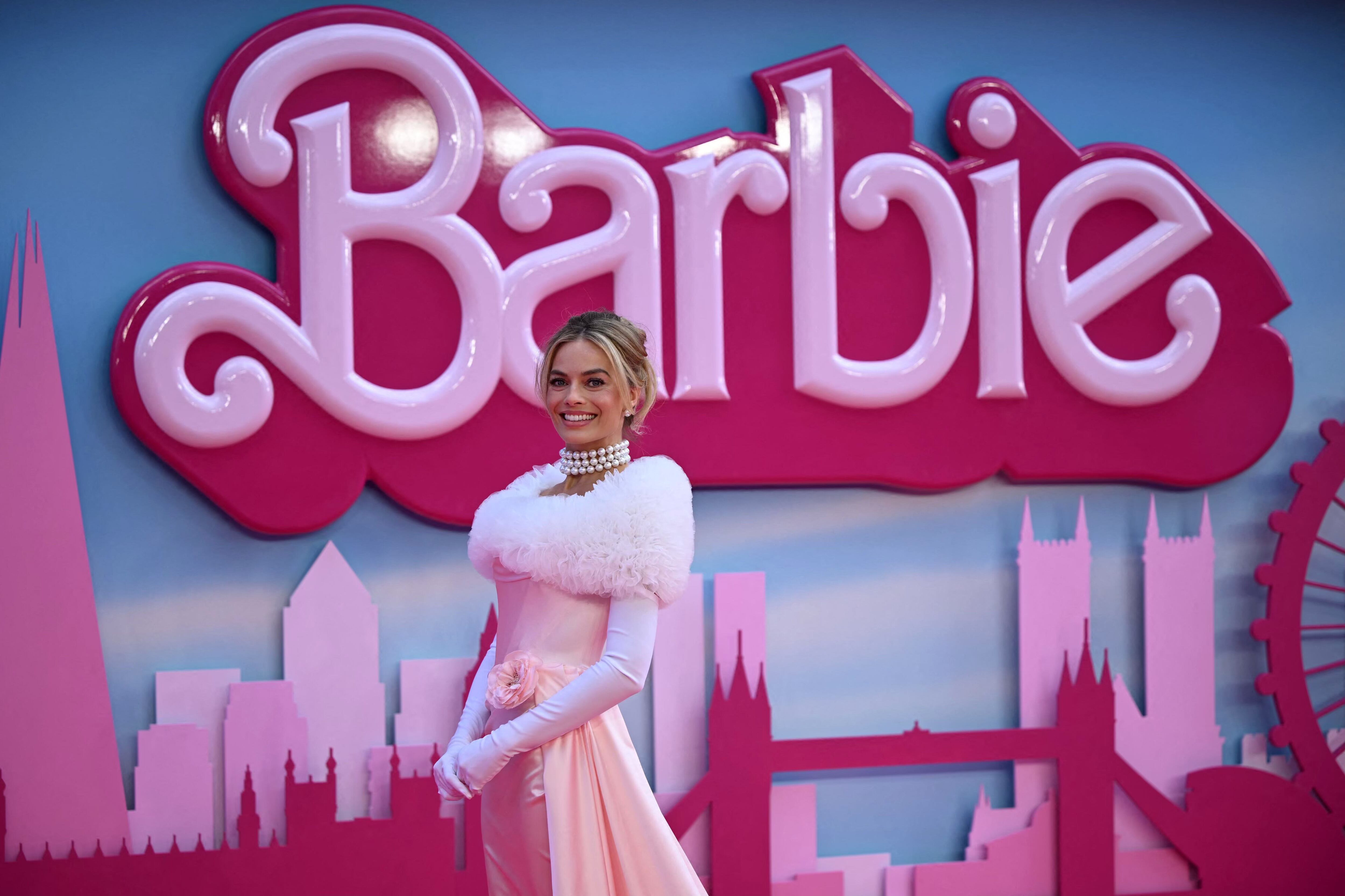 La actriz australiana Margot Robbie posa en la alfombra rosa a su llegada para el estreno europeo de "Barbie" en el centro de Londres el 12 de julio de 2023 / JUSTIN TALLIS / AFP)