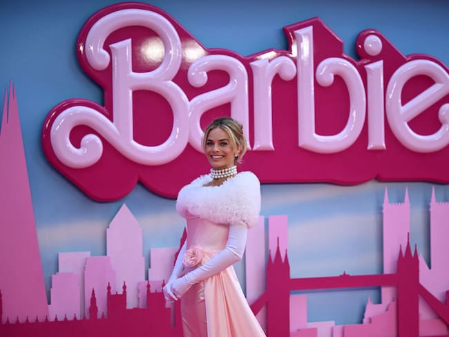 La actriz australiana Margot Robbie posa en la alfombra rosa a su llegada para el estreno europeo de &quot;Barbie&quot; en el centro de Londres el 12 de julio de 2023 / JUSTIN TALLIS / AFP)