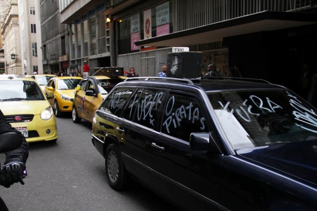 Más de 200 taxistas recorren la Carrera Séptima mostrando su inconformismo frente a las aplicaciones de movilidad como Uber que utilizan los llamados taxis blancos.