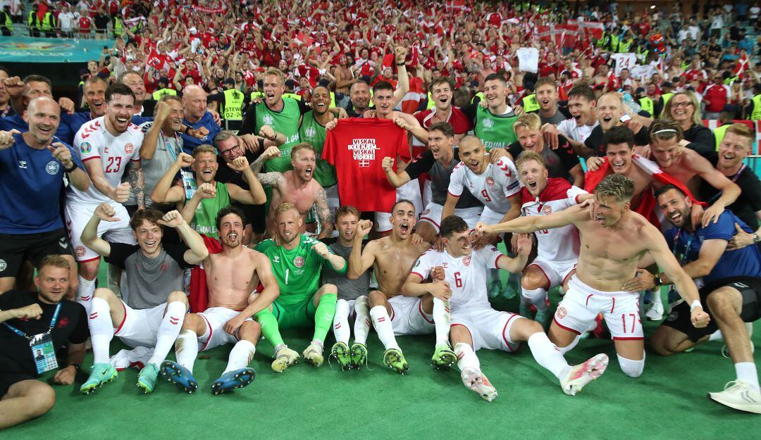 Los jugadores de Dinamarca festejan la clasificación semifinales junto a sus aficionados.