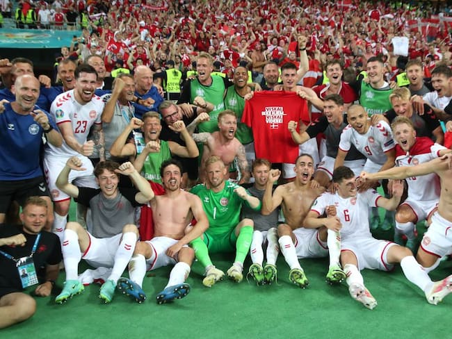 Los jugadores de Dinamarca festejan la clasificación semifinales junto a sus aficionados.