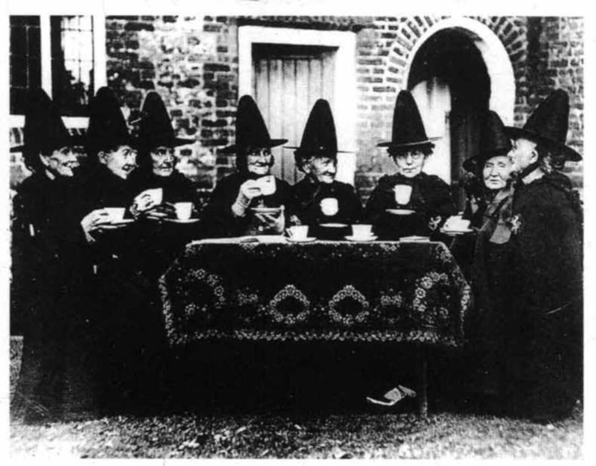 Según dice la leyenda, las brujas se reunían el 31 de octubre, víspera del Día de Todos los Santos. Convocadas por el diablo, llegaban en sus escobas para aprender nuevos hechizos. Lo peor: nadie las reconocía, pues la gente pensaba que era “otro ser humano más con un bonito disfraz”.