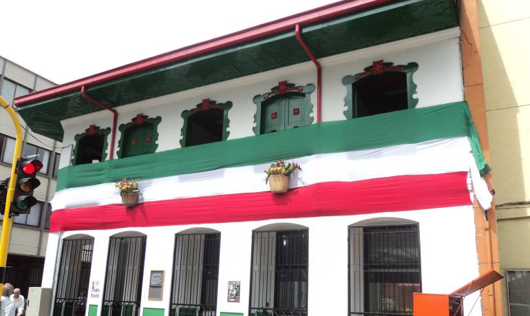 Toda la información local en Caracol Radio desde las 5:20AM hasta las 9:00AM 