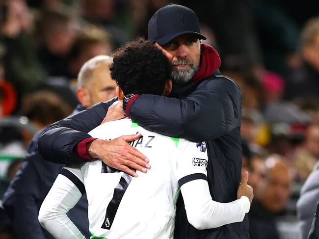 LUTON, ENGLAND - NOVEMBER 05: Juergen Klopp, Manager of Liverpool, embraces Luis Diaz of Liverpool before being substituted on during the Premier League match between Luton Town and Liverpool FC at Kenilworth Road on November 05, 2023 in Luton, England. (Photo by Clive Rose/Getty Images)