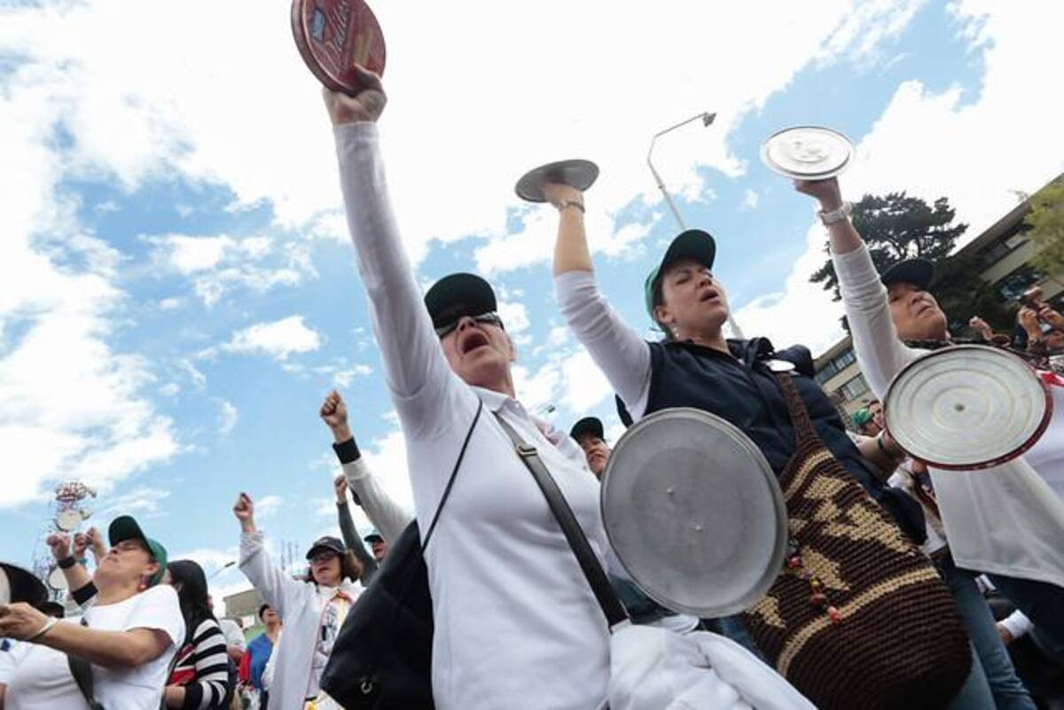 Continua el paro nacional de maestros. En la jornada del 29 de abril, profesores se concentraron en diferentes ciudades para adelantar un cacerolazo contra el Gobierno