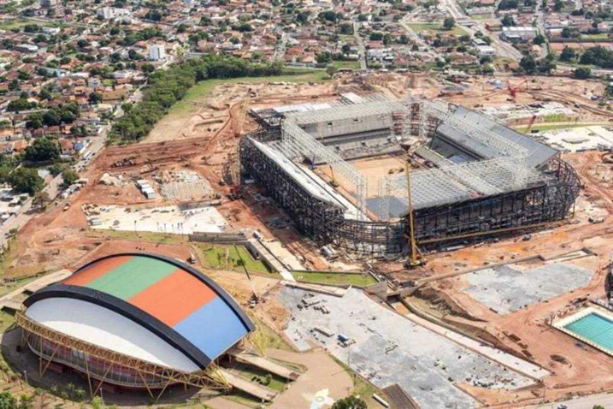 Aspecto general de las obras en Arena Pantanal, estadio de Cuiabá (capital de Mato Grosso) en Brasil. La sede del partido Colombia - Japón atrasó la entrega de las obras hasta mediados de febrero por problemas para contratar trabajadores.