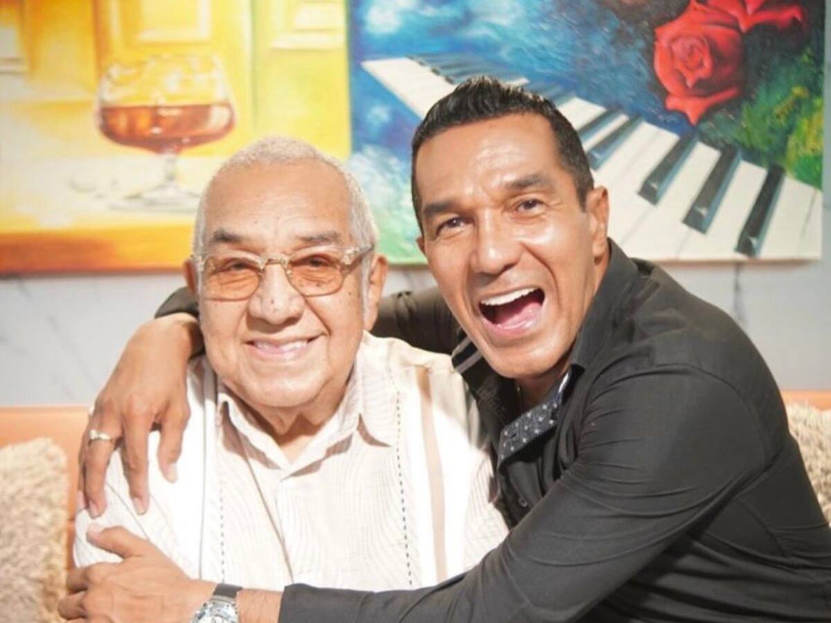 “Mi papá no recibía regalías”: Checo Acosta revela los años sin ingresos musicales de su padre Alci