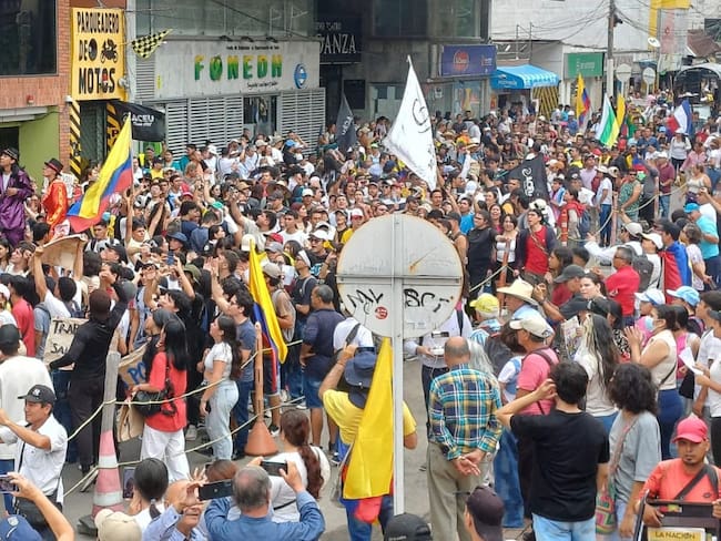 Manifestantes se concentraron en el parque Santander de Neiva durante la jornada en defensa de la soberanía nacional y la unidad latinoamericana.