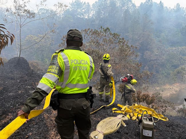 Atención de incendio en Guatapé. Cortesía: Policía Antioquia.