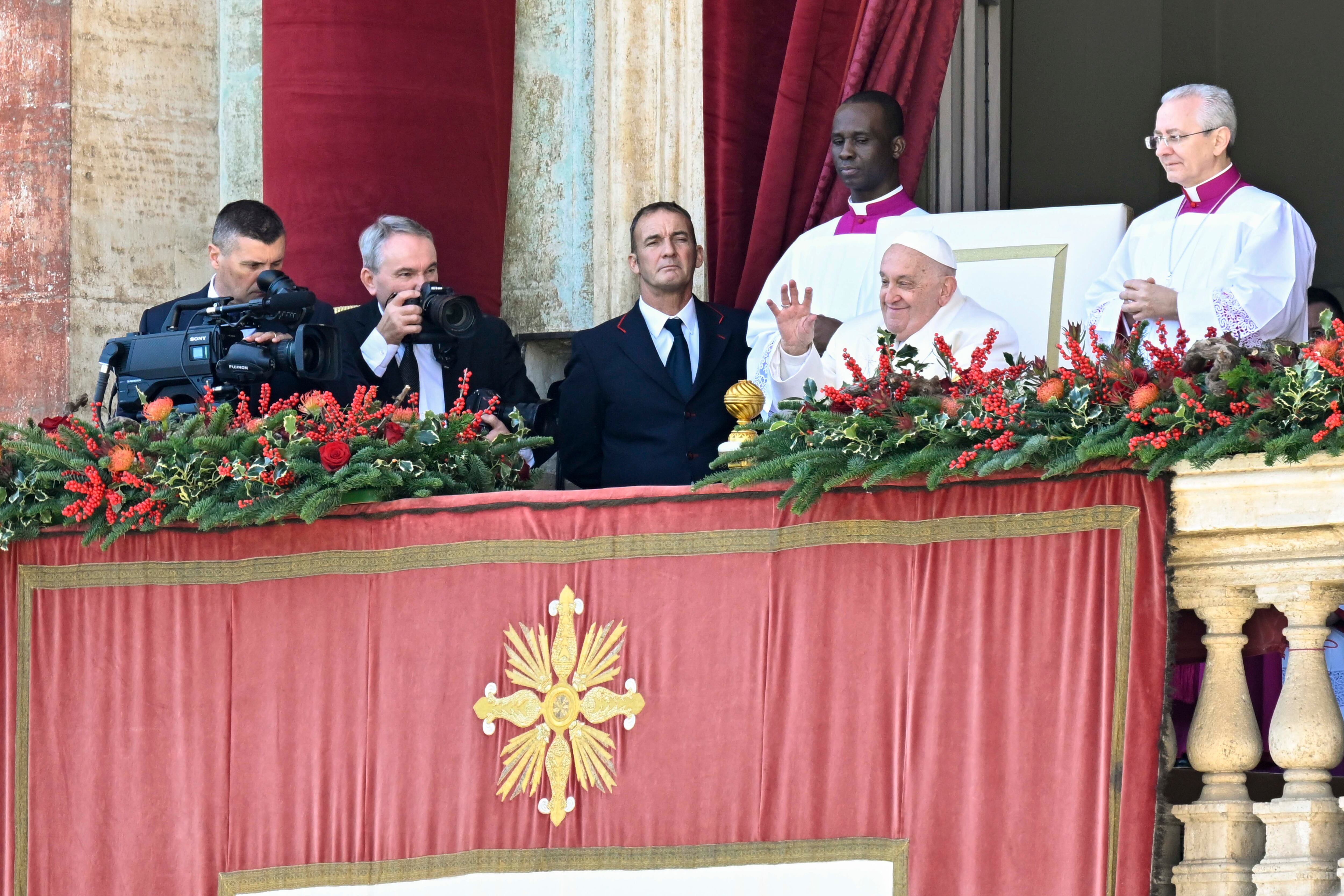 CIUDAD DEL VATICANO, 25/12/2024.- El papa Francisco pidió este miércoles en su mensaje de Navidad que callen las armas en Ucrania y se "tenga la audacia de abrir negociaciones para una paz justa" y que en Gaza "cese el fuego,