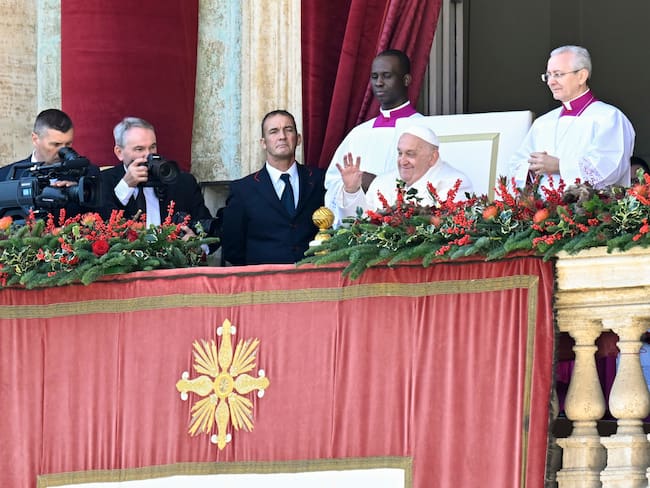 CIUDAD DEL VATICANO, 25/12/2024.- El papa Francisco pidió este miércoles en su mensaje de Navidad que callen las armas en Ucrania y se "tenga la audacia de abrir negociaciones para una paz justa" y que en Gaza "cese el fuego,