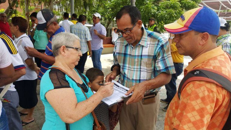 La recolección de firmas del Centro Democrático en Barranquilla comenzó en la Plaza de la Paz