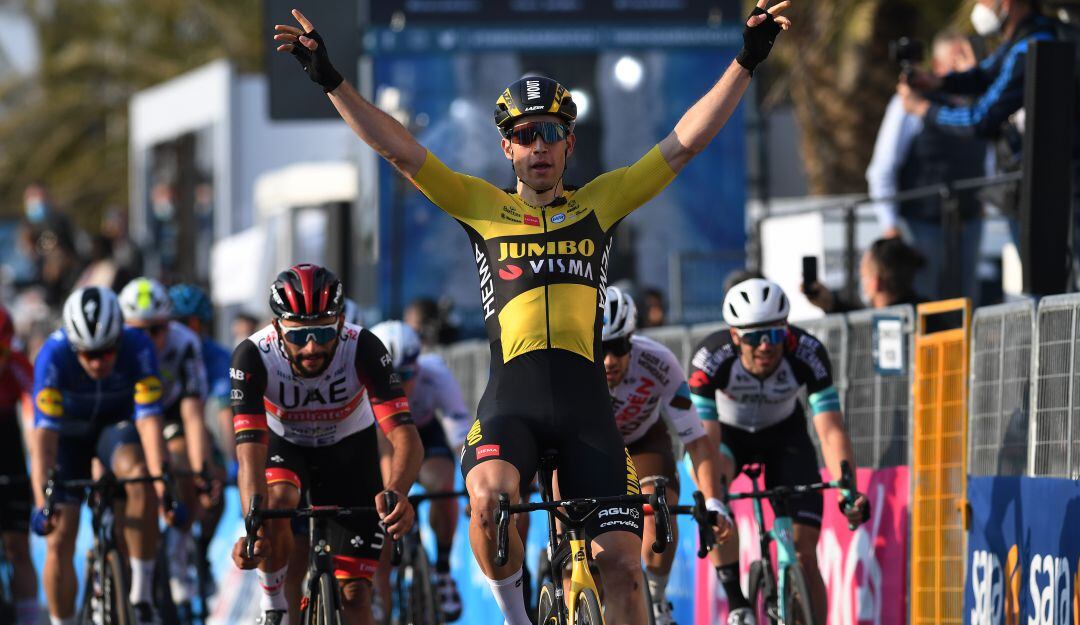 Wout Van Aert festeja la victoria en la primera etapa de la Tirreno-Adriático.
