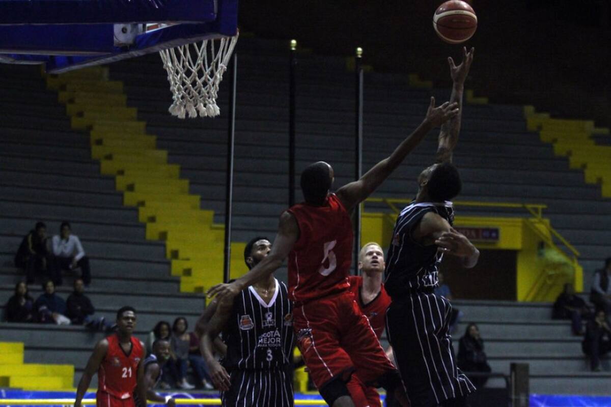 En el Coliseo El Salitre de Bogotá, se lleva a cabo el partido entre Piratas de Bogotá Vs. Halcones de Cúcuta en el marco 15 de la jornada de la temporada regular de la Liga Directv de Baloncesto. 