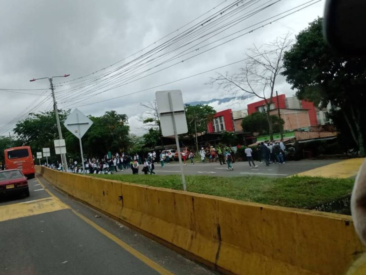 Estudiantes del colegio José Joaquín Flórez bloquearon una vía en Ibagué