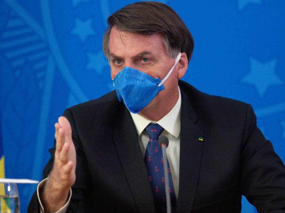 “Brasileños no se infectan ni saltando en caños”: Bolsonaro por Covid-19