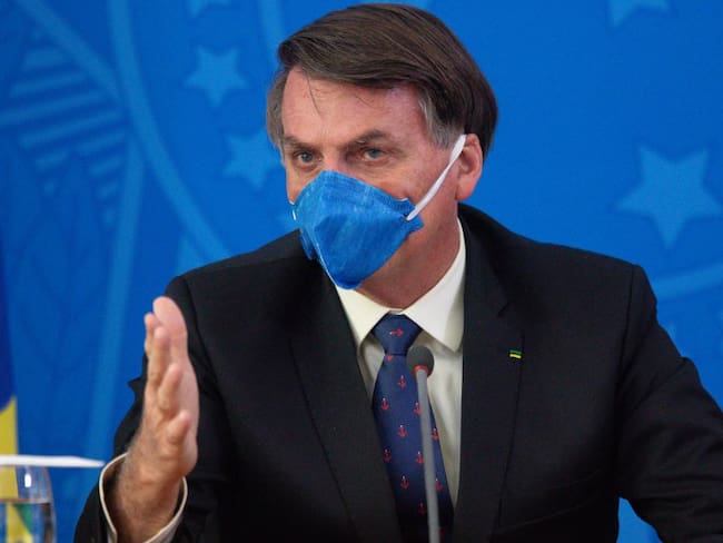 “Brasileños no se infectan ni saltando en caños”: Bolsonaro por Covid-19