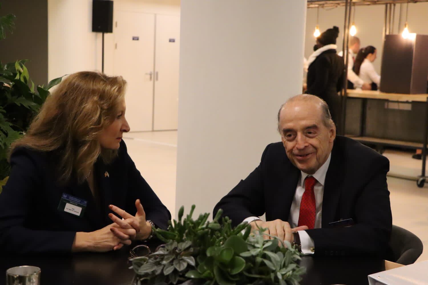 El Canciller colombiano, Álvaro Leyva , se reunió con la Embajadora Itinerante para la Justicia Penal Global de Estados Unidos, Beth Van Schaack.
( Foto: cortesía Cancillería de Colombia)