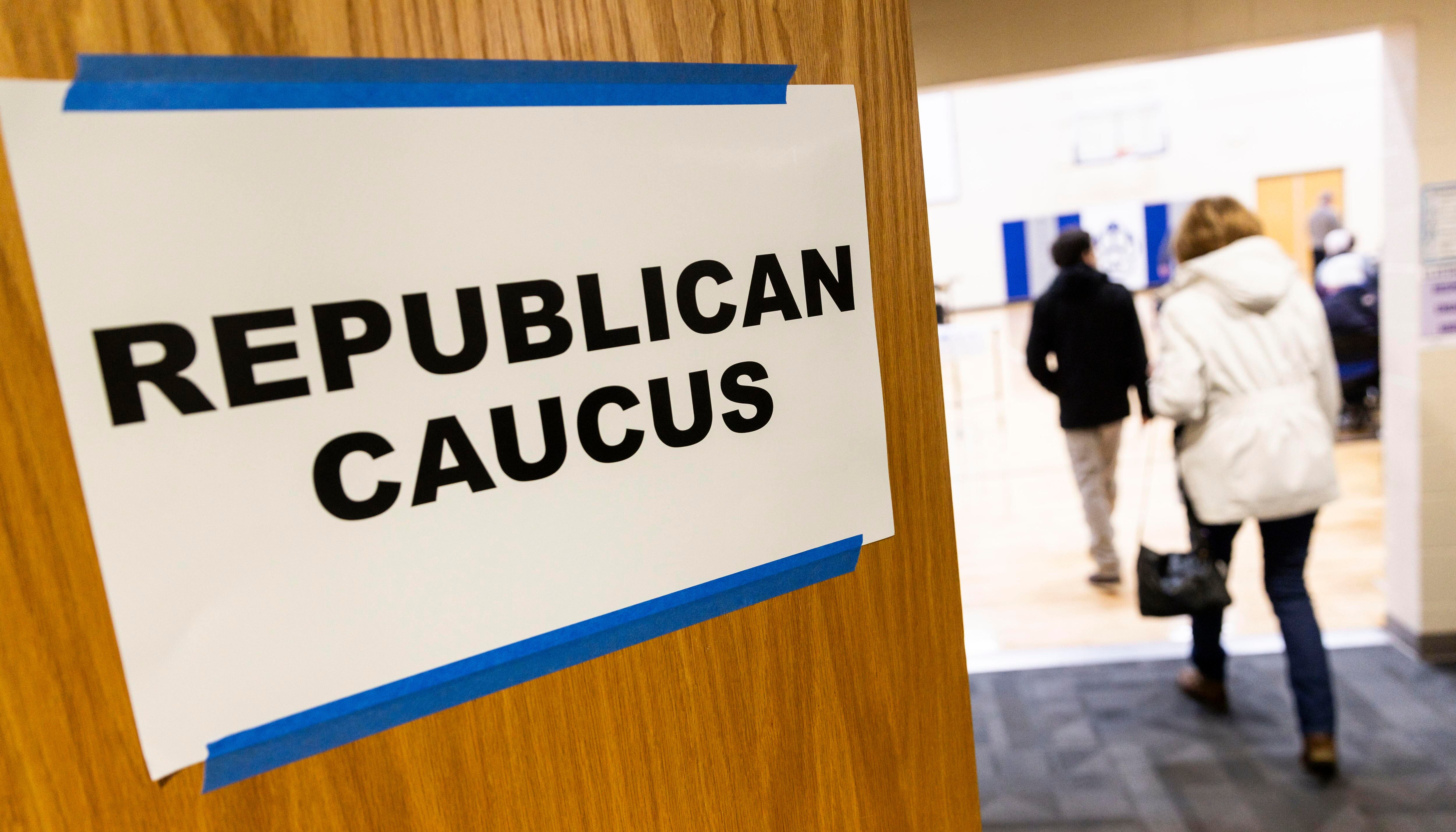 Urbandale (United States), 15/01/2024.- Voters arrive to participate in a Republican Party caucus being held in the gymnasium of Walnut Hills Elementary in Urbandale, Iowa, USA, 15 January 2024. Republican voters in Iowa are holding caucuses today as part of the US presidential election process. EFE/EPA/JUSTIN LANE