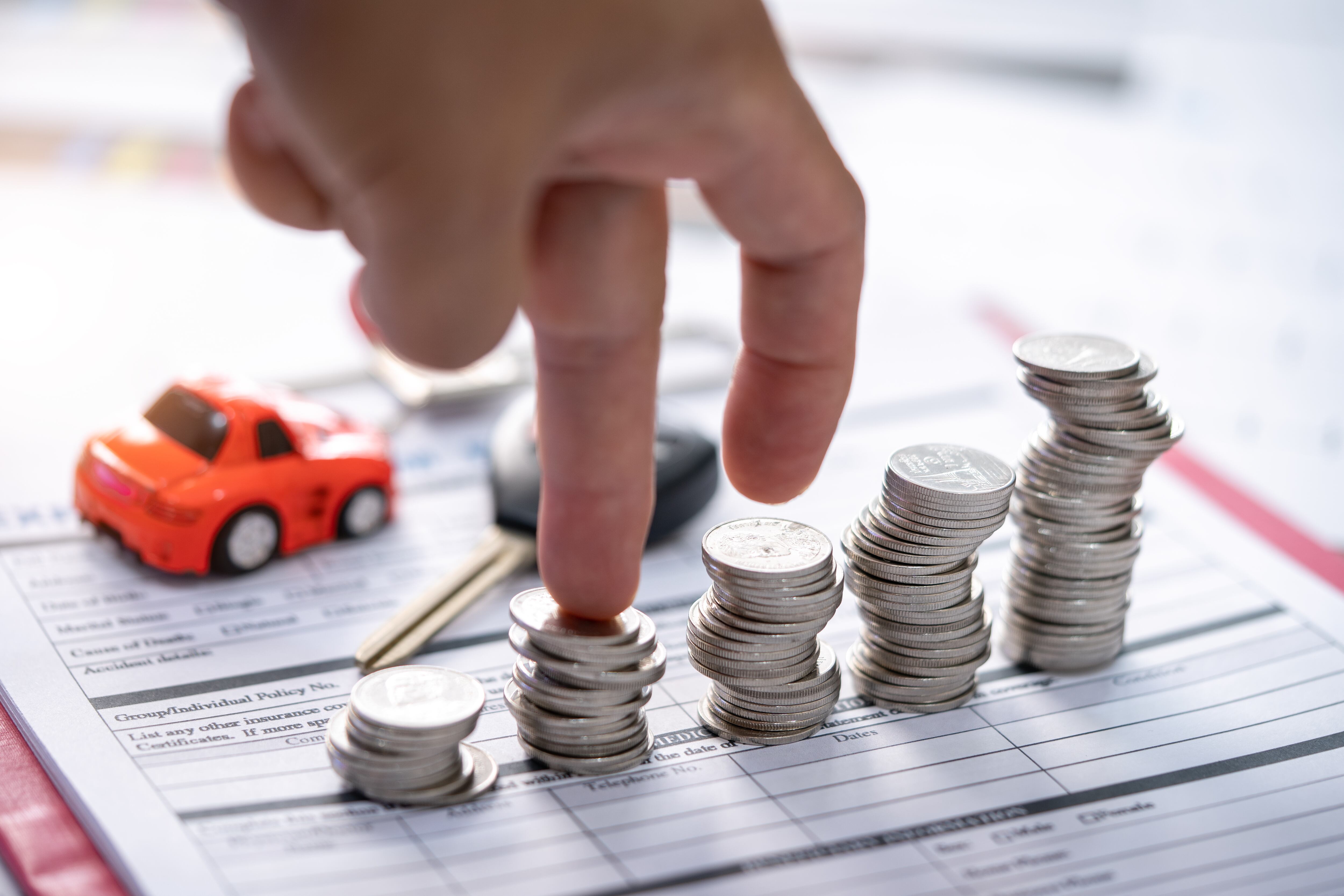 Persona contando los gastos que representa tener carro (Getty Images)