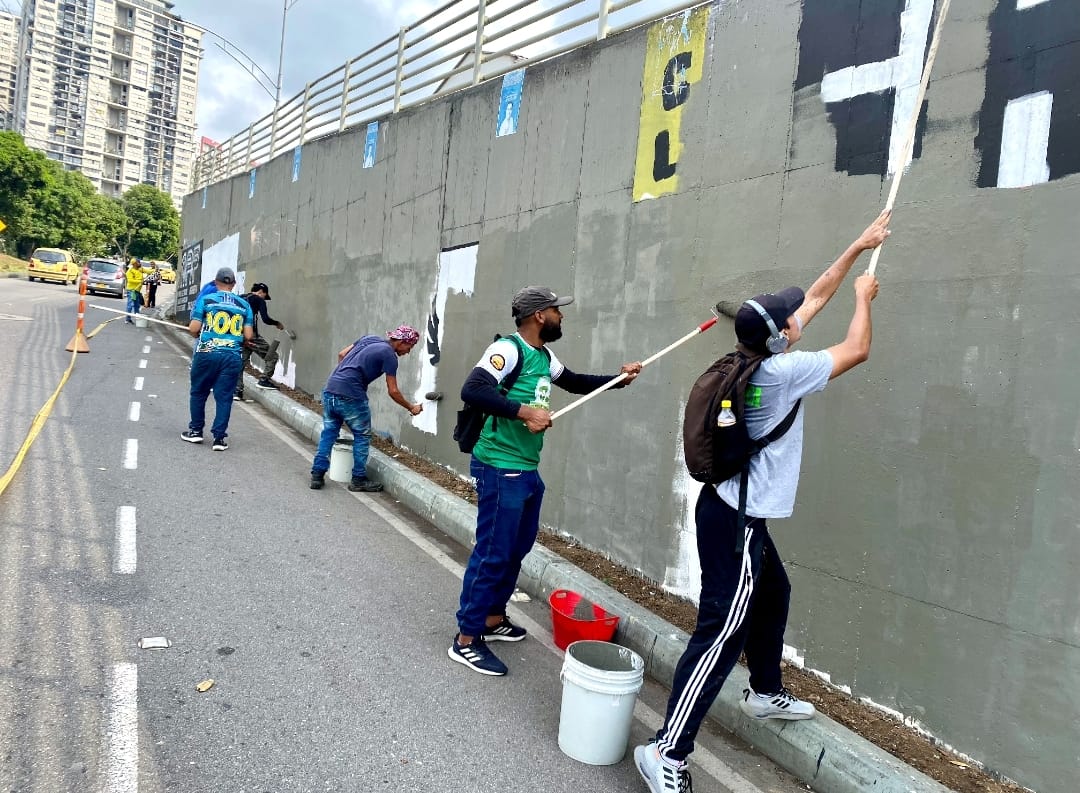 Infractores de la sana convivencia en Floridablanca pagan sus multas pintando las calles del municipio.