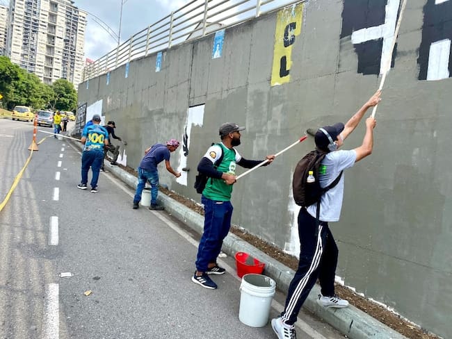 Infractores de la sana convivencia en Floridablanca pagan sus multas pintando las calles del municipio.