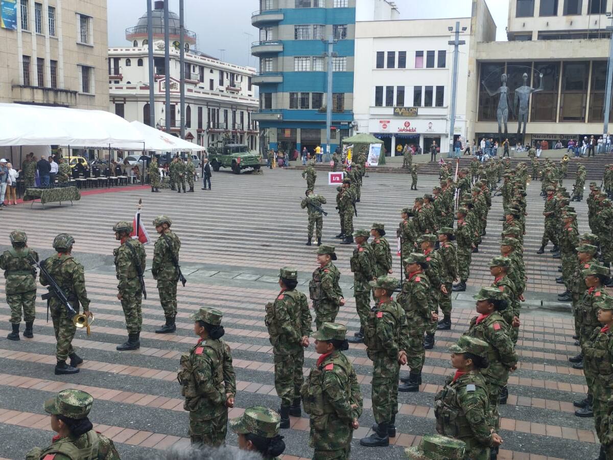 36 mujeres del primer contingente mixto de soldados recibieron armas