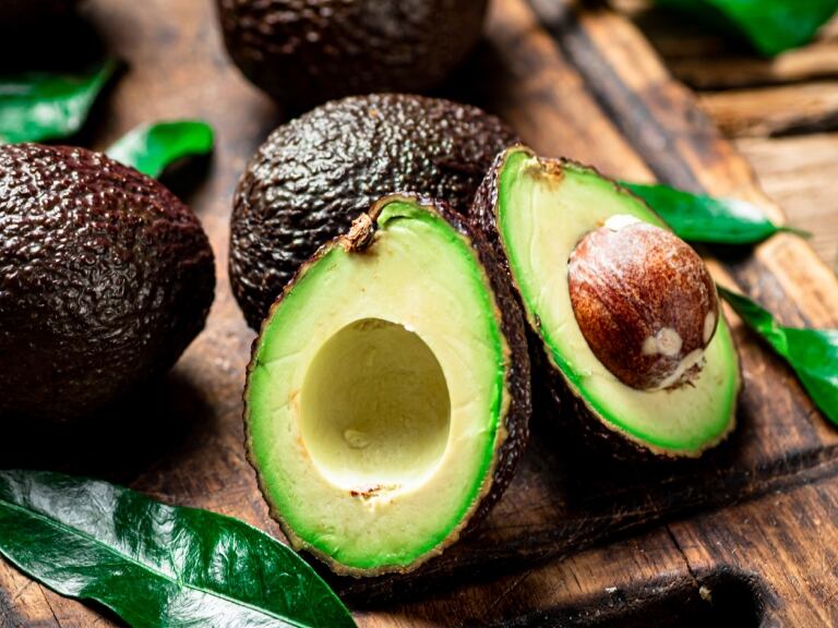 Aguacate sobre una mesa // Foto: Getty Images