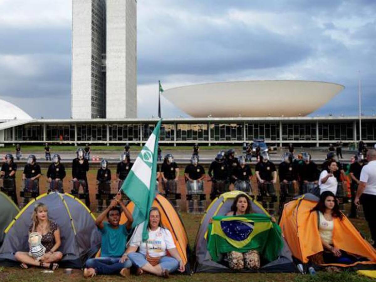 Policía brasileña desaloja los campamentos contra Rousseff frente al Congreso