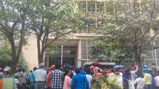 Por espacio de tres horas la movilidad en el centro de la ciudad se vio afectada debido a los desvíos de las manifestaciones; sin embargo la policía de tránsito controló la situación.