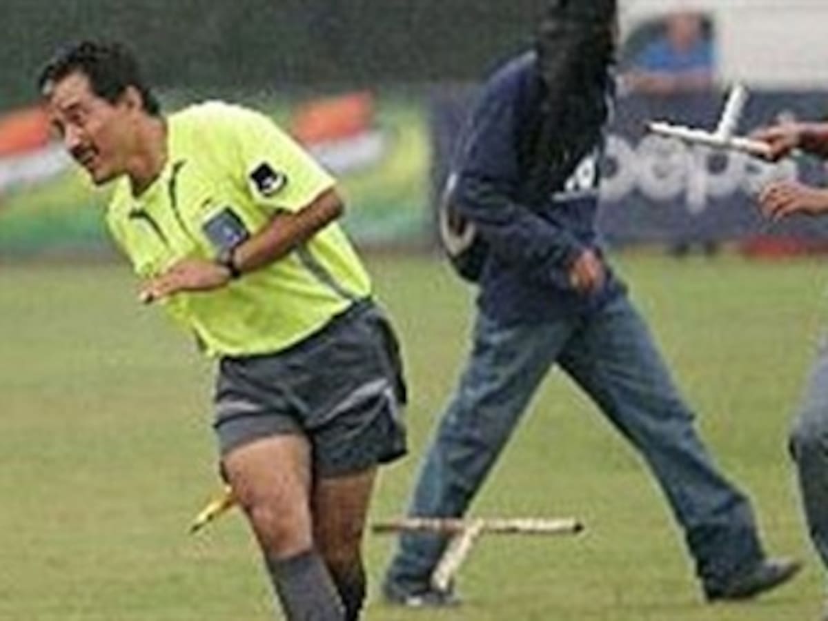 Pasto perdería puntos después que hinchas agreden a un árbitro en el fútbol colombiano