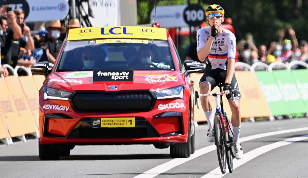 Matej Mohoric festeja al ganar la etapa 19 del Tour de Francia.
