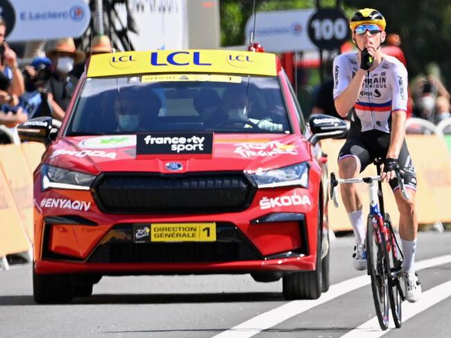 Matej Mohoric festeja al ganar la etapa 19 del Tour de Francia.
