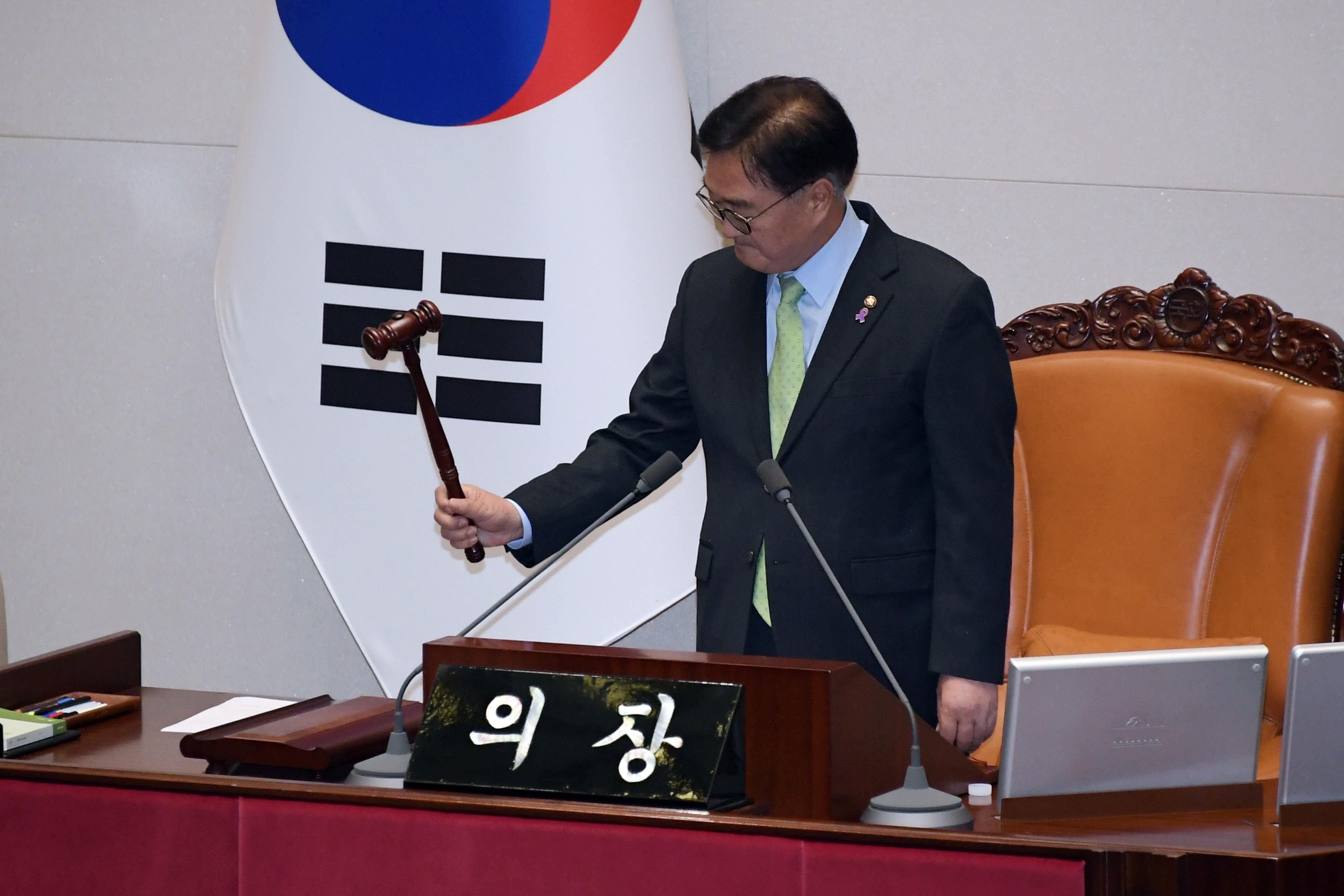 Seoul (Korea, Republic Of), 04/12/2024.- National Assembly Speaker Woo Won-shik bangs the gavel to announce the passage of a resolution urging the president to withdraw martial law following a vote during an emergency plenary session of National Assembly in Seoul, South Korea, early 04 December 2024. President Yoon Suk Yeol had declared martial law on 03 December night, citing the need to root out pro-North Korean forces and uphold the constitutional order. (Corea del Sur, Seúl) EFE/EPA/YONHAP SOUTH KOREA OUT