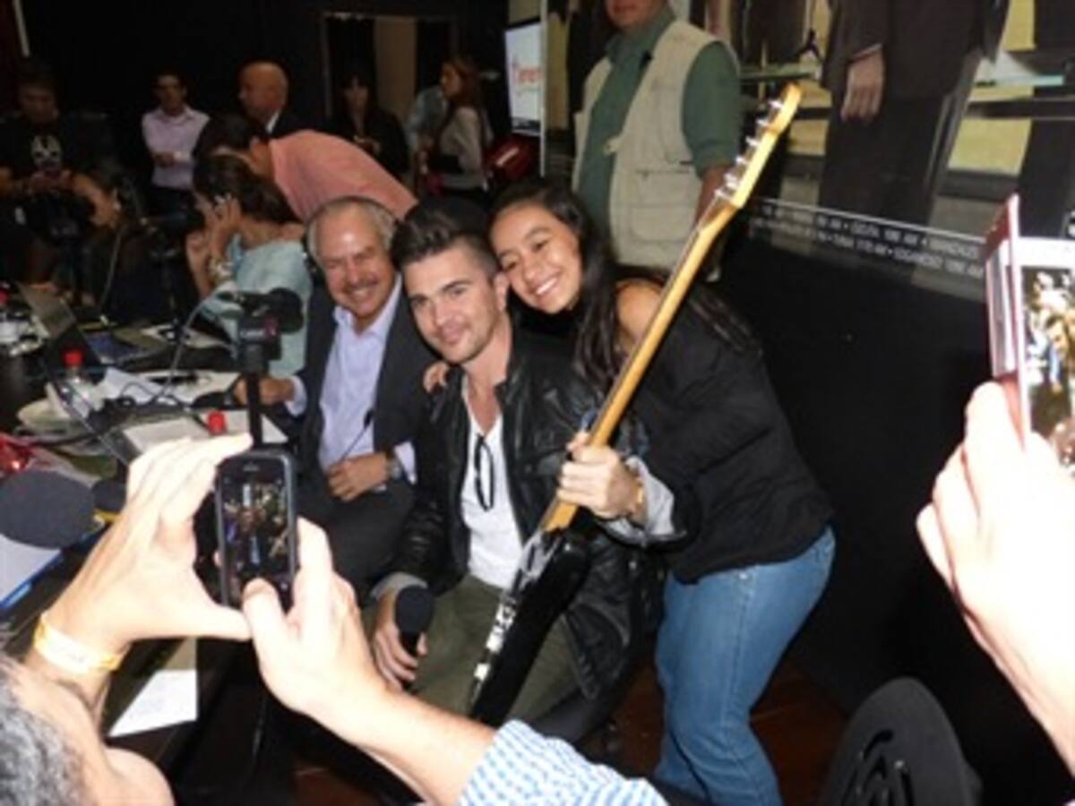 Juanes regaló su guitarra para un oyente de Caracol Radio (FOTOS)