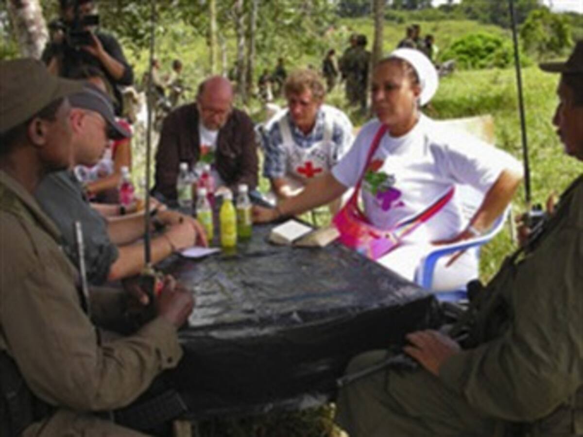 'La liberación de 4 uniformados estuvo en riesgo por el sobrevuelo de aeronaves de la FAC'