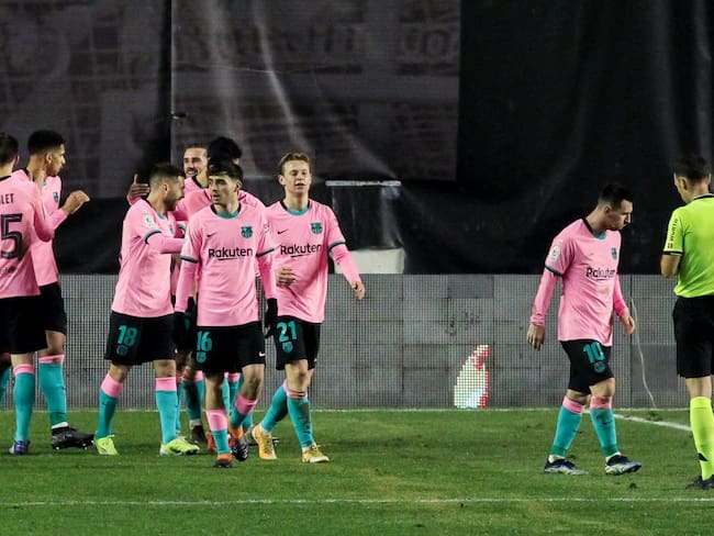 Messi y De Jong anotaron en la victoria del Barcelona 2-1 ante Rayo Vallecano.
