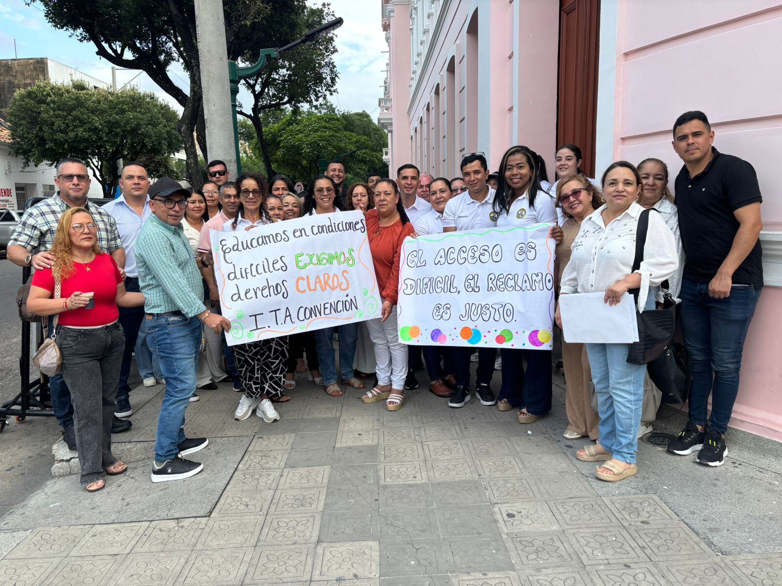 Docentes del Catatumbo protestan por retiro de bonificación por difícil acceso. / Foto: Camilo Picón.