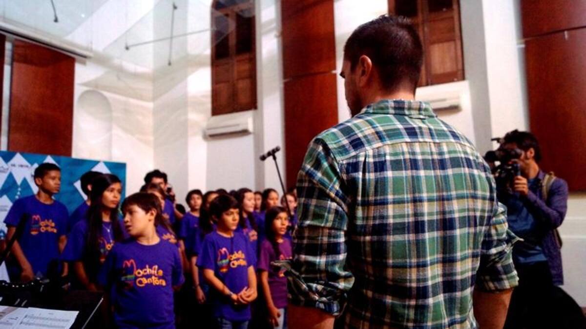 Juanes también se le midió a tocar la marimba, bajo la asesoría de los niños de Batuta y Mochila Cantora.