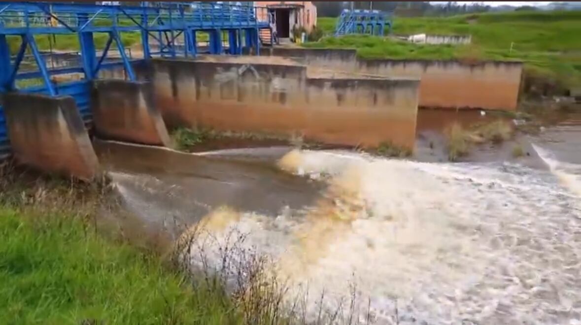 Ante el incremento de niveles de la Laguna de Fúquene, se abrieron las compuertas para evitar inundaciones. Foto | Captura de pantalla video publicado en @CAR_Cundi
