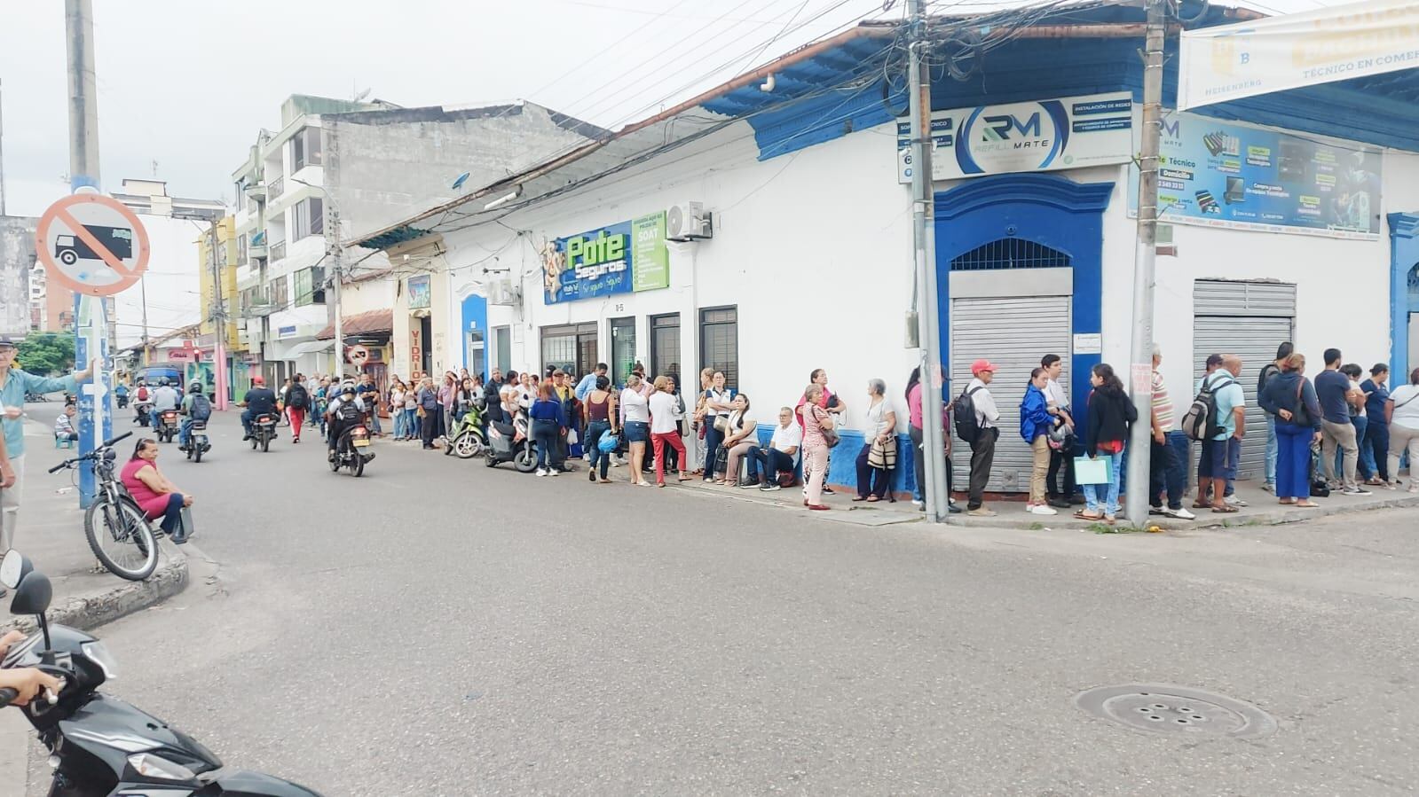 Usuarios de la Nueva EPS hacen fila desde la madrugada en la sede de Discolmets, en el centro de Neiva, a la espera de medicamentos.