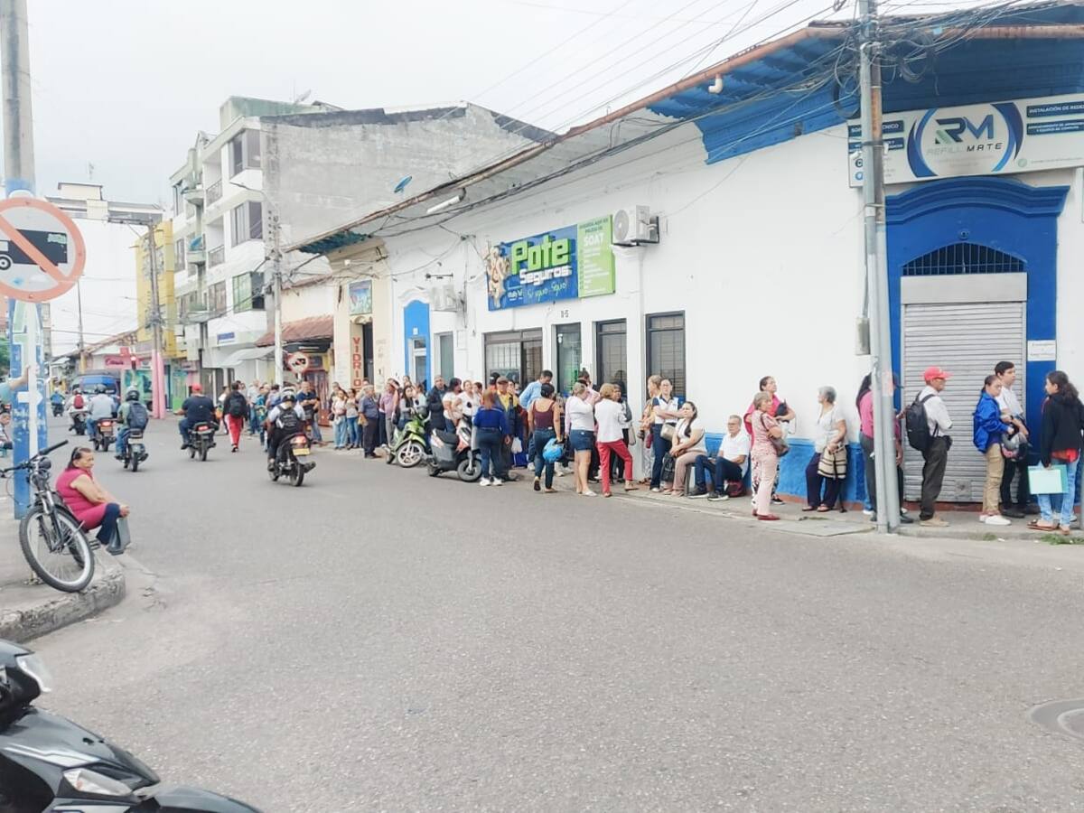 No paran las filas interminables en Discolmets para reclamar medicamentos en Neiva