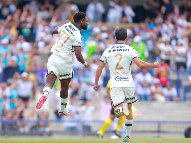 Celebración de Álvaro Angulo con Pumas / Getty Images /Mauricio Salas / Jam Media/
