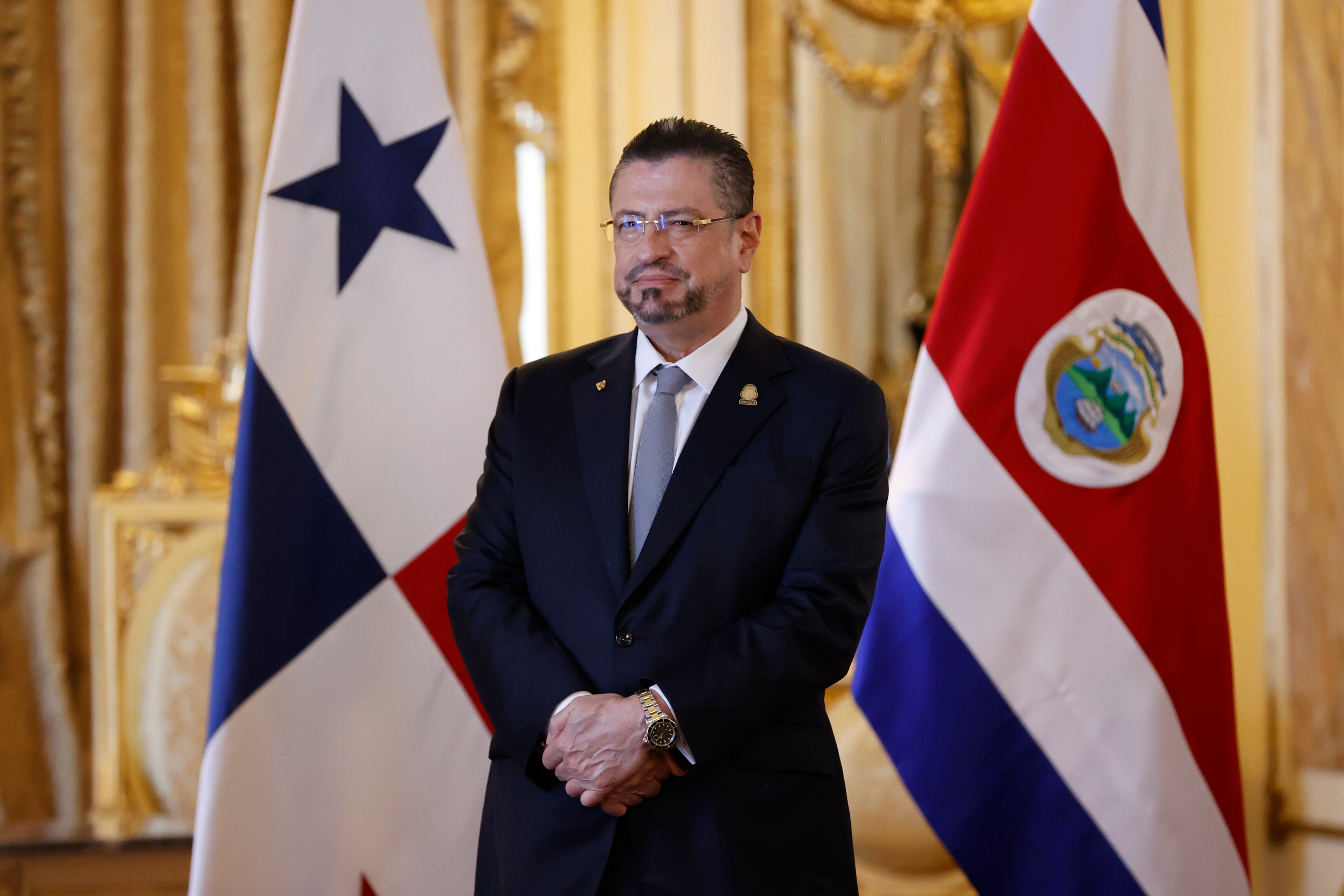 AME2842. BOGOTÁ (COLOMBIA), 07/04/2025.- Fotografía de archivo fechada el 23 de agosto de 2024 del presidente de Costa Rica, Rodrigo Chaves Robles, durante un acto en el Salón Amarillo de la Presidencia, en Ciudad de Panamá (Panamá). La Fiscalía General de Costa Rica presentó este lunes una acusación contra el presidente del país, Rodrigo Chaves, por presunta concusión (un delito contra los deberes de la función pública), relacionado a contrataciones de servicios de comunicación para el Gobierno con fondos del Banco Centroamericano de Integración Económica (BCIE). EFE/ Bienvenido Velasco /ARCHIVO